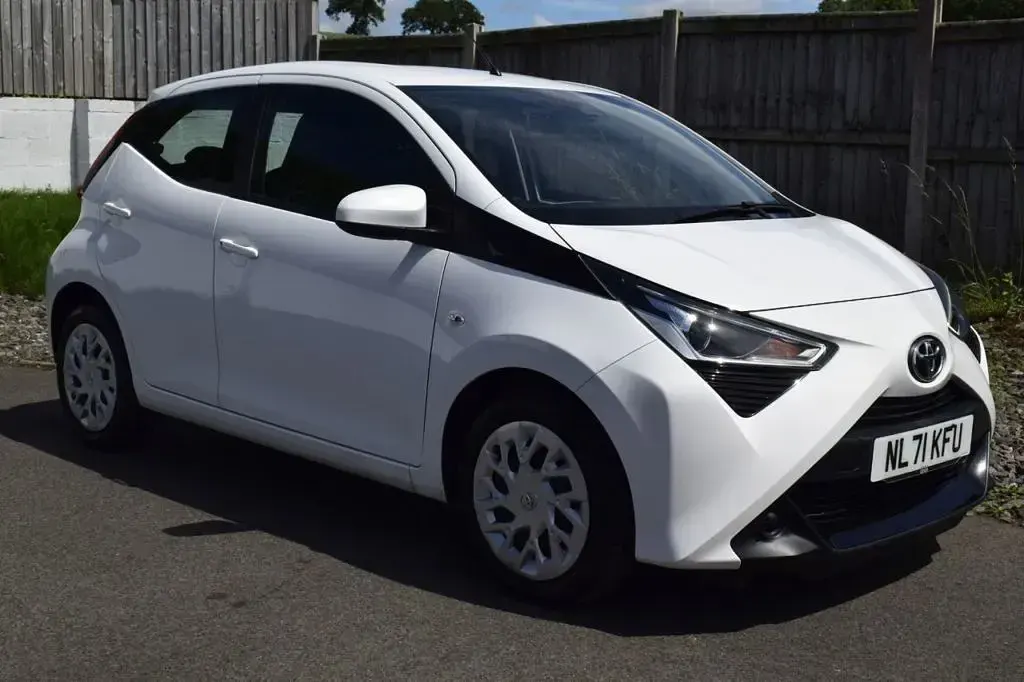 Used Toyota Aygo X-play 71 HP (52 kW) 2022 White Hatchback