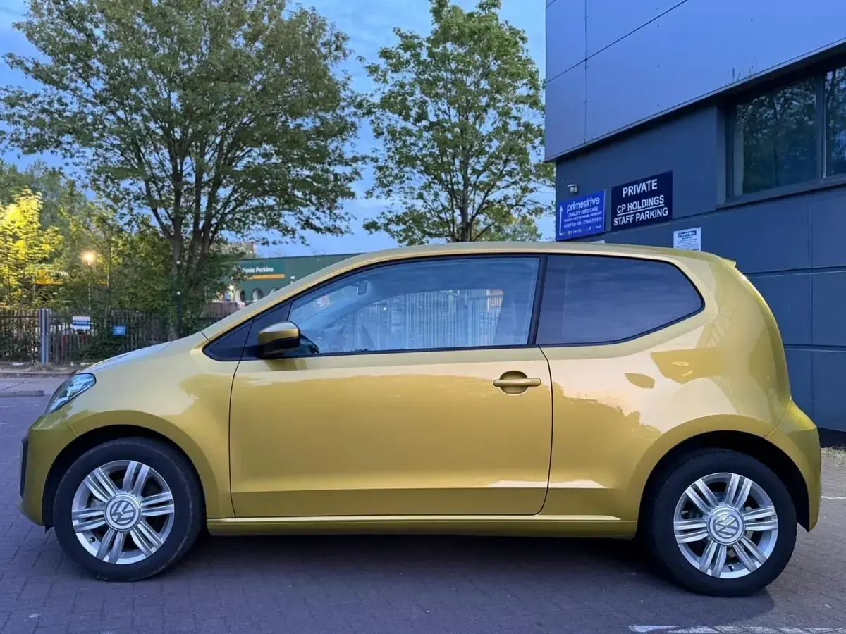 Używany VW up! Beats 60 KM (44 kW) 2025 Żółty Hatchback
