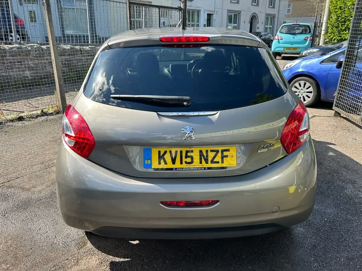 Used Peugeot 208 Allure 90 HP (66 kW) 2015 Brown Hatchback