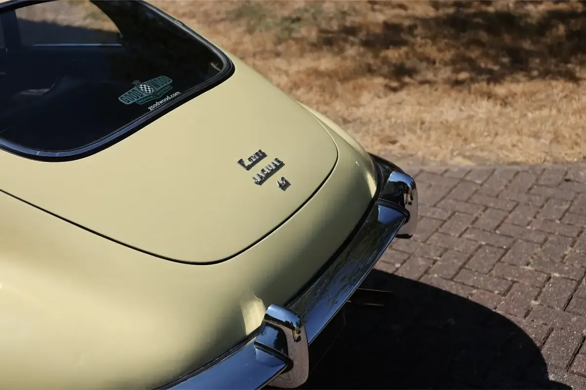 Used Jaguar E-Type 265 HP (194 kW) 1969 Yellow