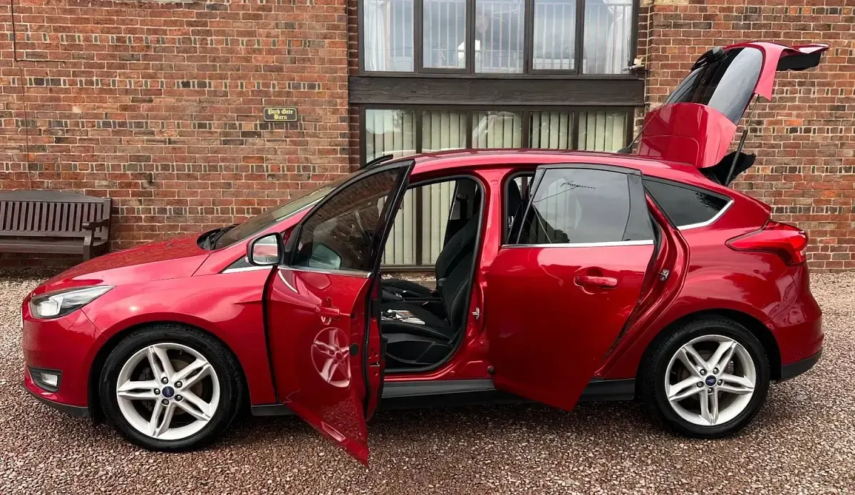 Used Ford Focus Zetec 123 HP (90 kW) 2016 Red Hatchback