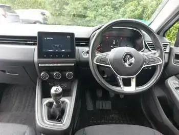 Used Renault Clio Iconic 100 HP (73 kW) 2020 White Hatchback