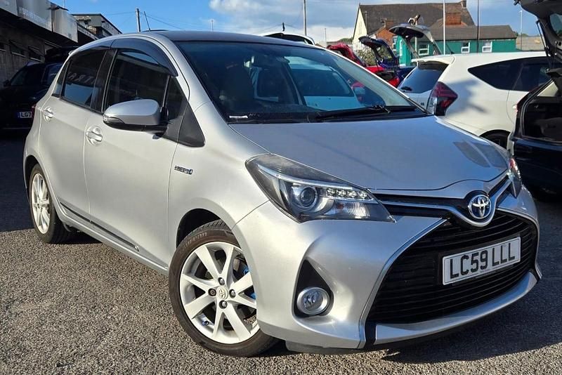 Silver Used 2017 Toyota Yaris Hybrid Hatchback | £10,495 (Fair price) - Image 1/4