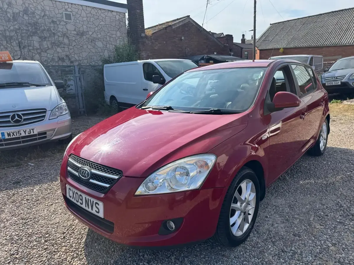 Used Kia Ceed 120 HP (88 kW) 2009 Red Hatchback