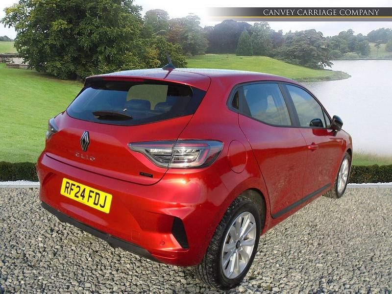 Usado Renault Clio V Evolution 143 HP (105 kW) 2024 Vermelho Citadino