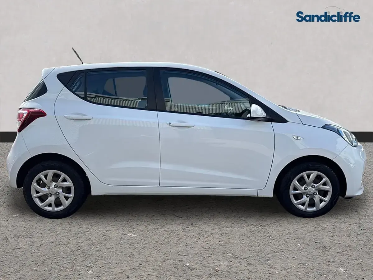 Used Hyundai i10 SE 67 HP (49 kW) 2020 White Hatchback
