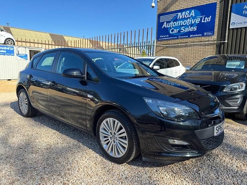 Begagnad Vauxhall Astra 2013 Svart Halvkombi