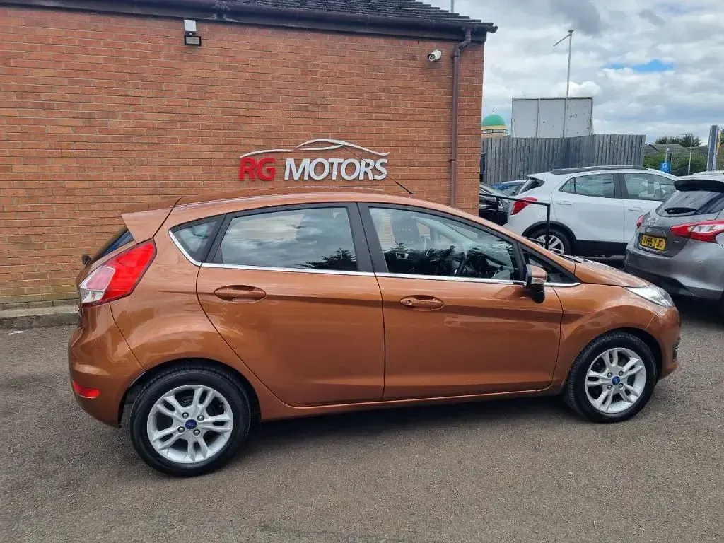 Begagnad Ford Fiesta Zetec 99 HK (72 kW) 2014 Orange Halvkombi