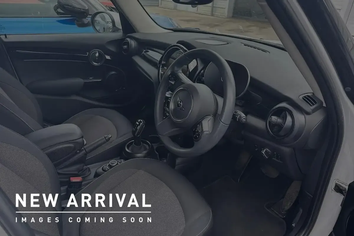 Usado Mini Cooper Classic 134 HP (98 kW) 2023 Branco Citadino