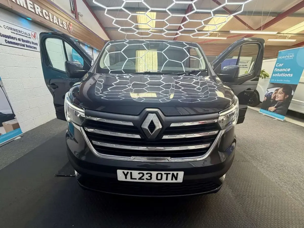 Used Renault Trafic 130 HP (95 kW) 2023 Grey MPV