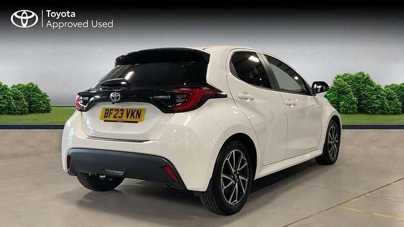 Used Toyota Yaris Hybrid Design 116 HP (85 kW) 2023 White Hatchback