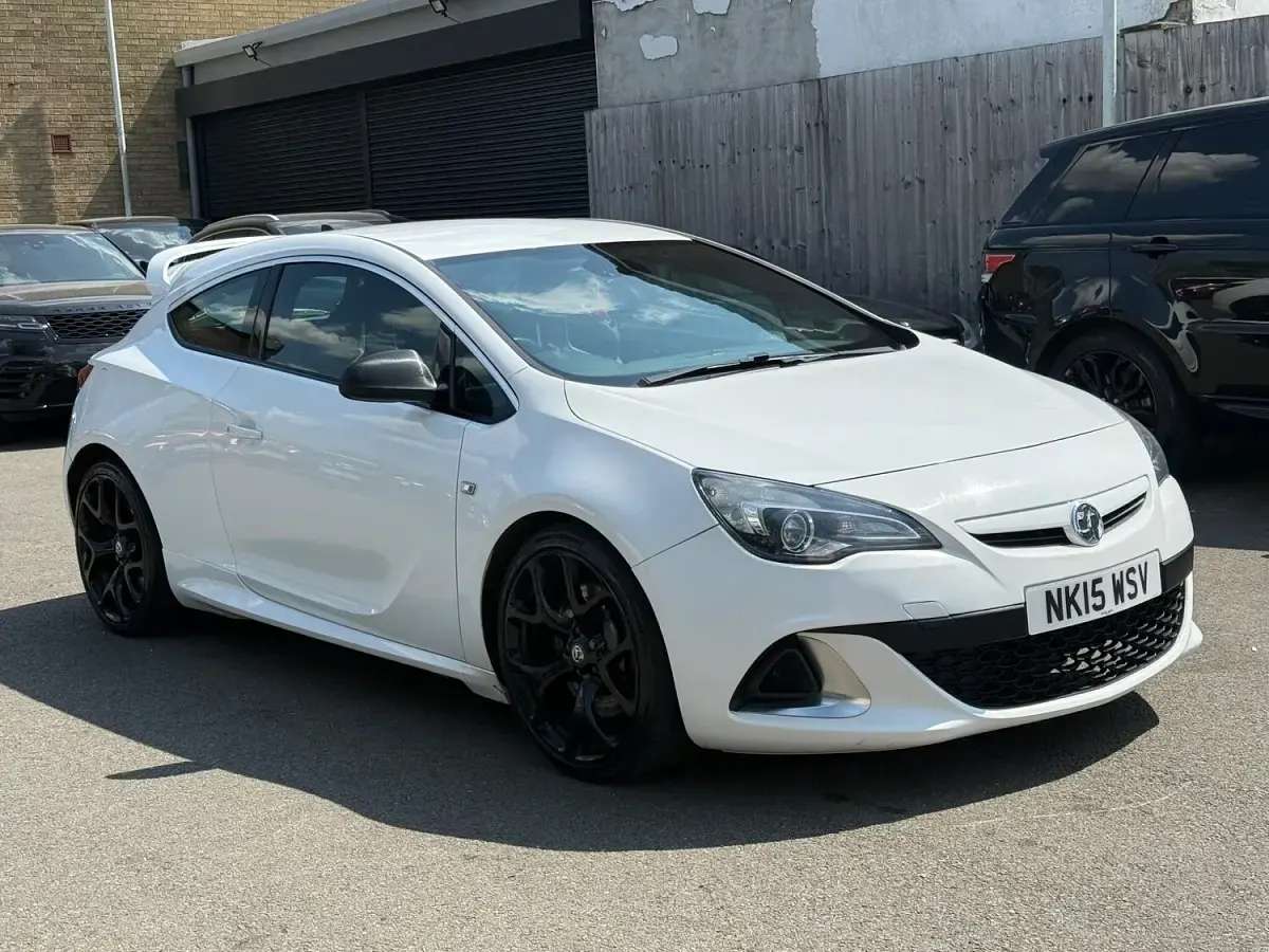 Used Vauxhall Astra GTC 280 HP (205 kW) 2015 White Hatchback