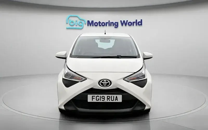 Used Toyota Aygo X-play 72 HP (52 kW) 2019 White Hatchback