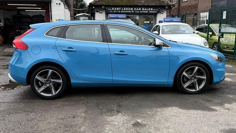 Used Volvo V40 R-Design 120 HP (88 kW) 2014 Blue Hatchback