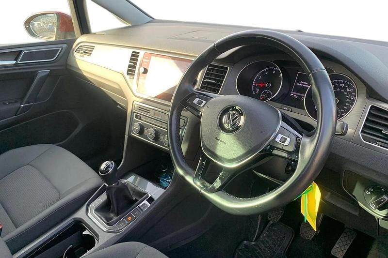 Begagnad VW Golf Match 2020 Röd Halvkombi