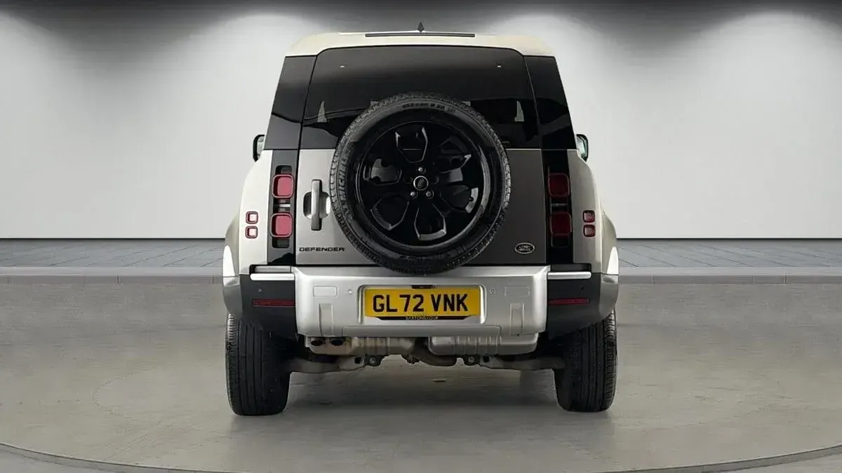 Used Land Rover Defender HSE 250 HP (183 kW) 2022 Silicon silver SUV