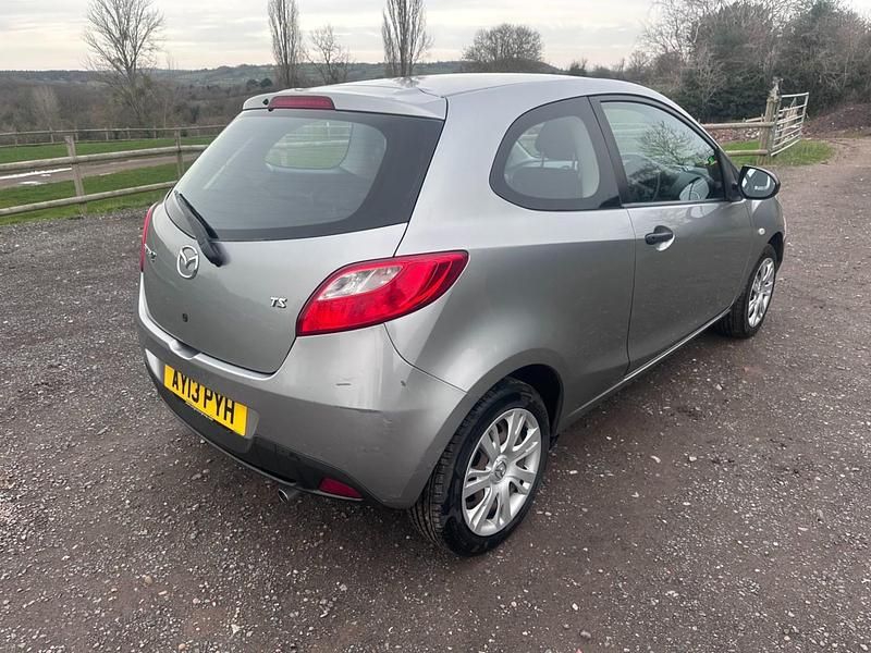 Używany Mazda 2 84 KM (61 kW) 2013 Srebrny Hatchback