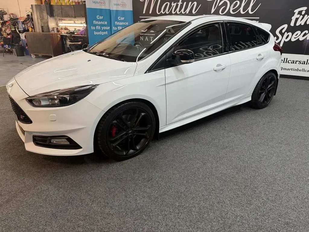 Used Ford Focus ST 250 HP (183 kW) 2016 White Hatchback
