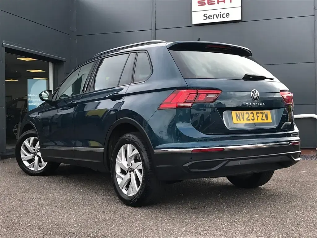 Used VW Tiguan Life 130 HP (95 kW) 2023 Blue SUV