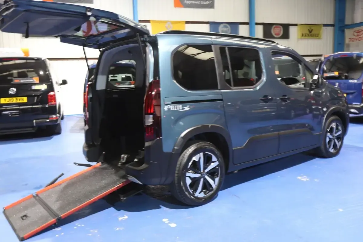 Used Peugeot Rifter Allure 131 HP (96 kW) 2025 Blue MPV