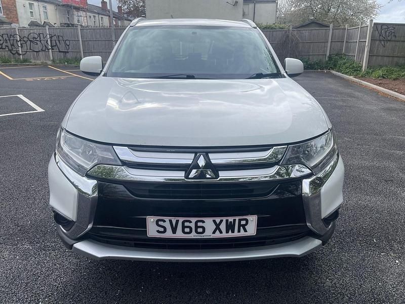 Used Mitsubishi Outlander 150 HP (110 kW) 2016 White SUV