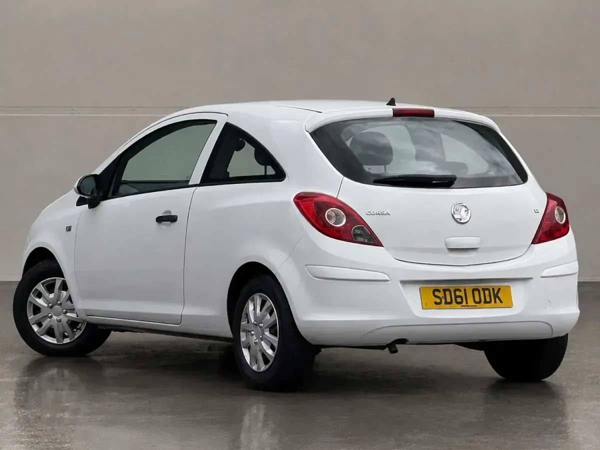 Used Vauxhall Corsa S 2011 White Hatchback