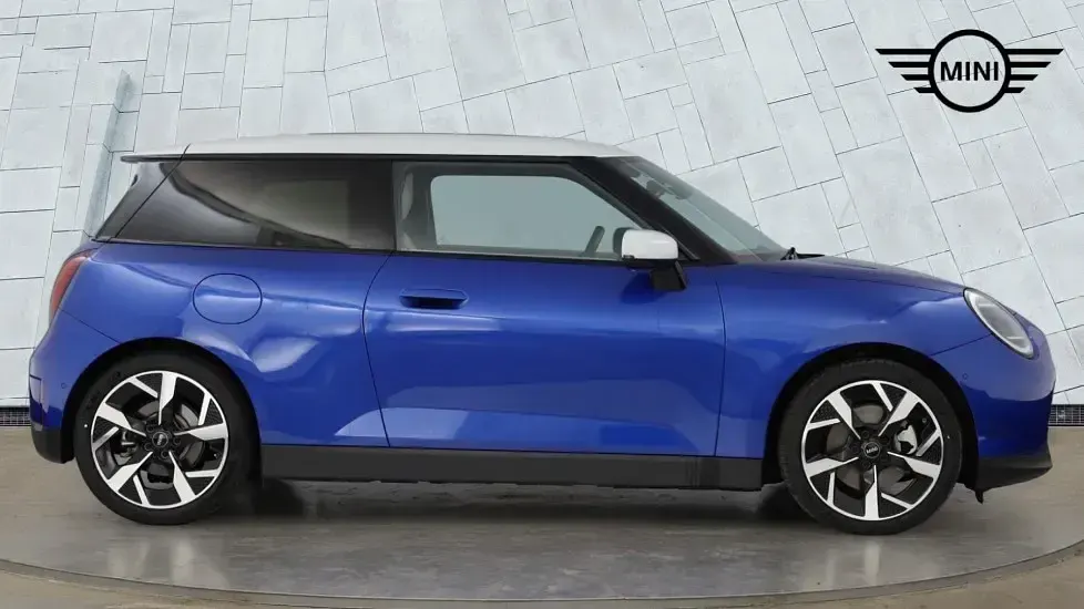 Used Mini Cooper Hatch 133 kW (181 HP) 2024 Blue Hatchback