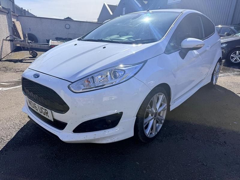 Used Ford Fiesta Zetec 125 HP (91 kW) 2016 White Hatchback