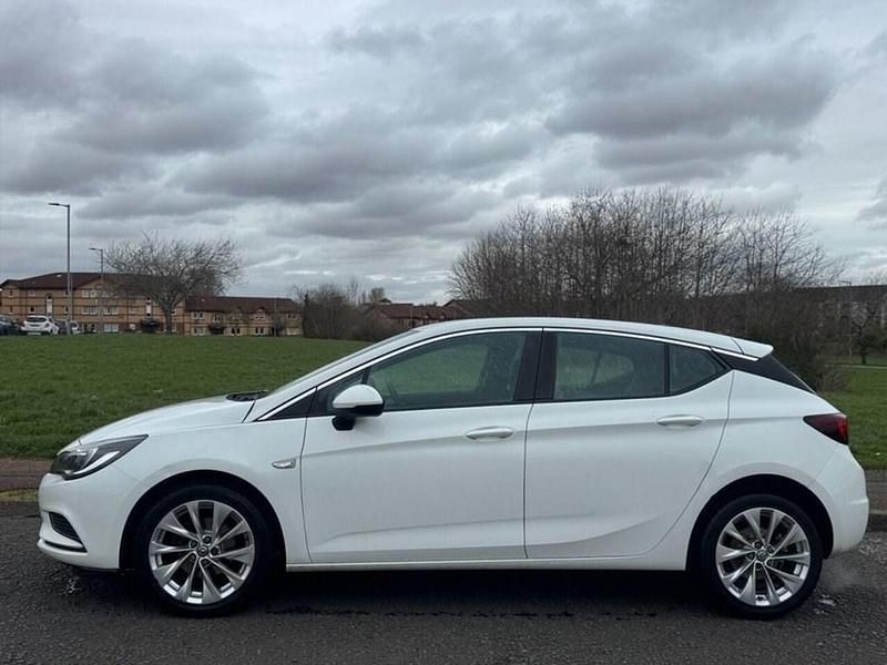 Used Vauxhall Astra 125 HP (91 kW) 2017 White Hatchback