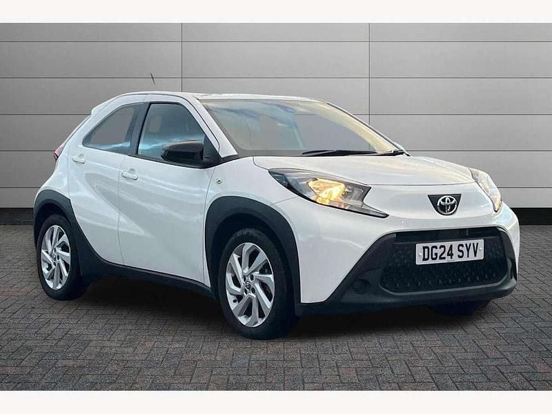 White Used 2024 Toyota Aygo X PURE SUV | £12,650 (Good price) - Image 1/4