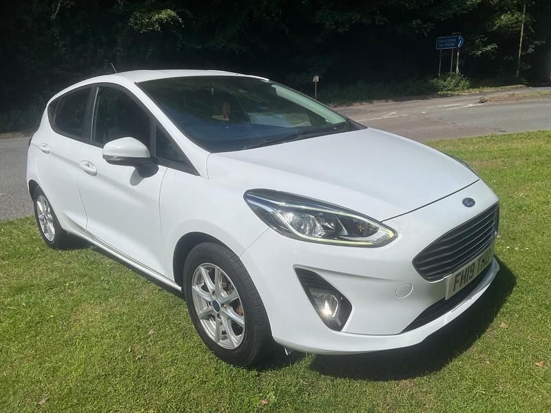 Used Ford Fiesta Zetec 85 HP (62 kW) 2019 White Hatchback
