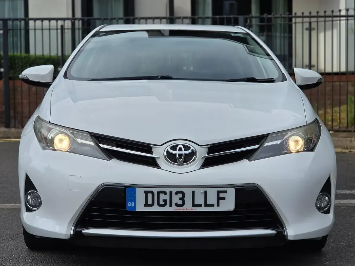 Used Toyota Auris 132 HP (97 kW) 2013 White Hatchback