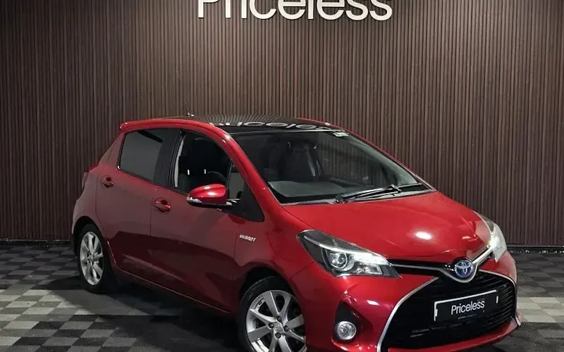 Used Toyota Yaris 101 HP (74 kW) 2016 Red Hatchback
