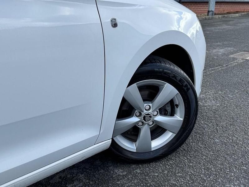Used Skoda Rapid SE 105 HP (77 kW) 2014 White Hatchback