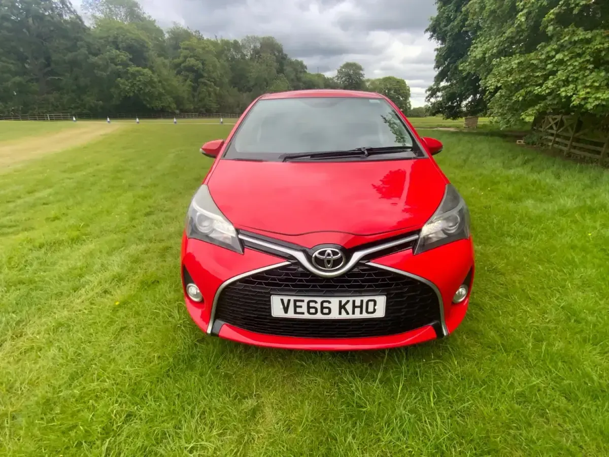 Używany Toyota Yaris Design 99 KM (72 kW) 2016 Czerwony Hatchback