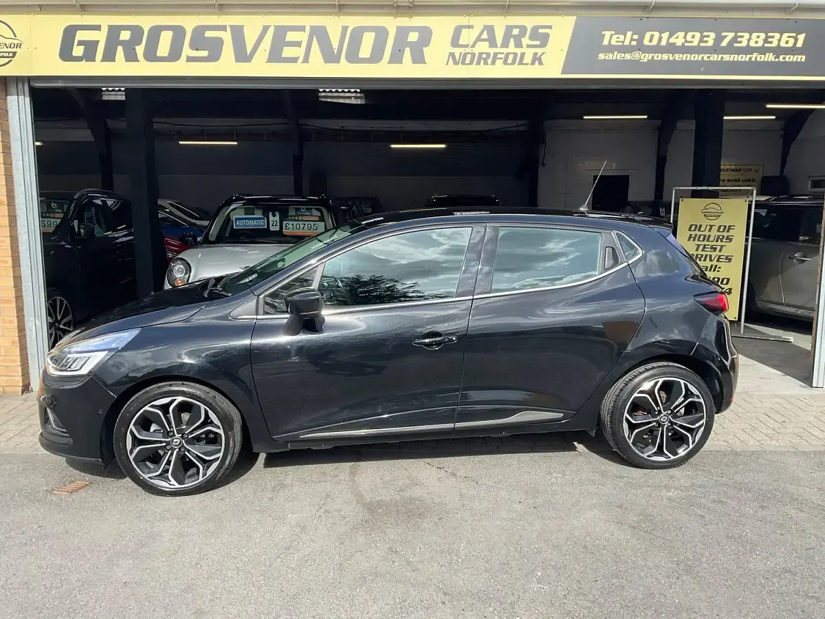 Used Renault Clio Signature 90 HP (66 kW) 2017 Black Hatchback