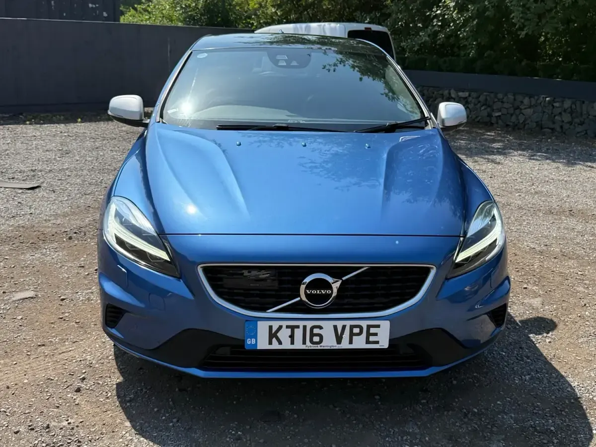 Used Volvo V40 R-Design Pro 190 HP (139 kW) 2016 Blue Hatchback