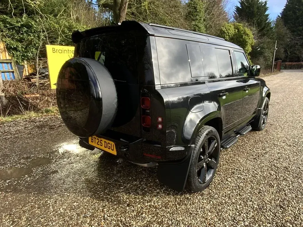Used Land Rover Defender SE Dynamic 250 HP (183 kW) 2025 Black SUV