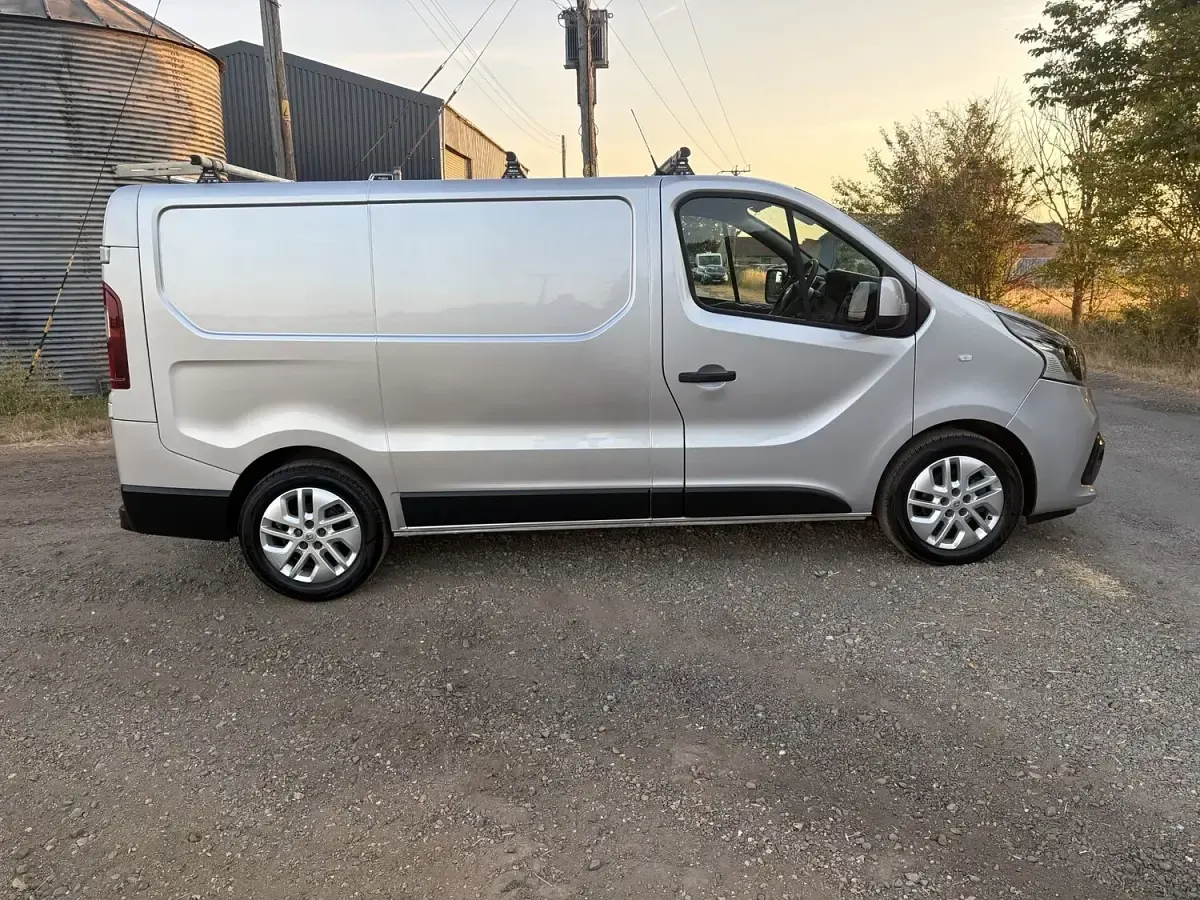 Used Renault Trafic 2017 Silver MPV
