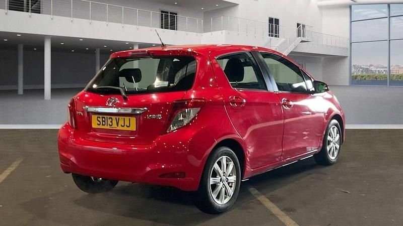 Used Toyota Yaris Multidrive S 101 HP (74 kW) 2013 Red Hatchback