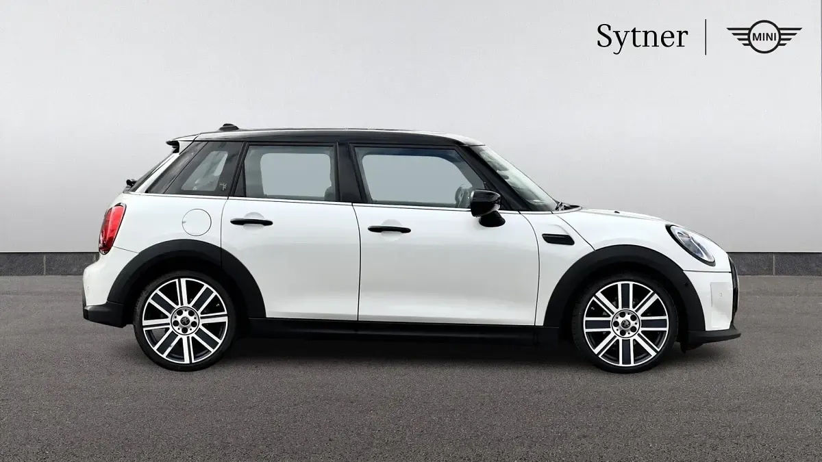 Begagnad Mini Cooper Exclusive 134 HK (98 kW) 2023 Vit Halvkombi