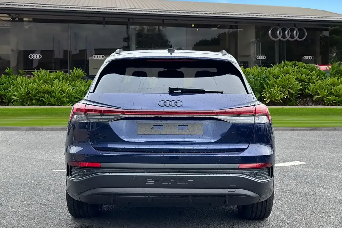 Nouă Audi Q4 e-tron Black Edition 210 kW (286 CP) 2026 Albastru SUV
