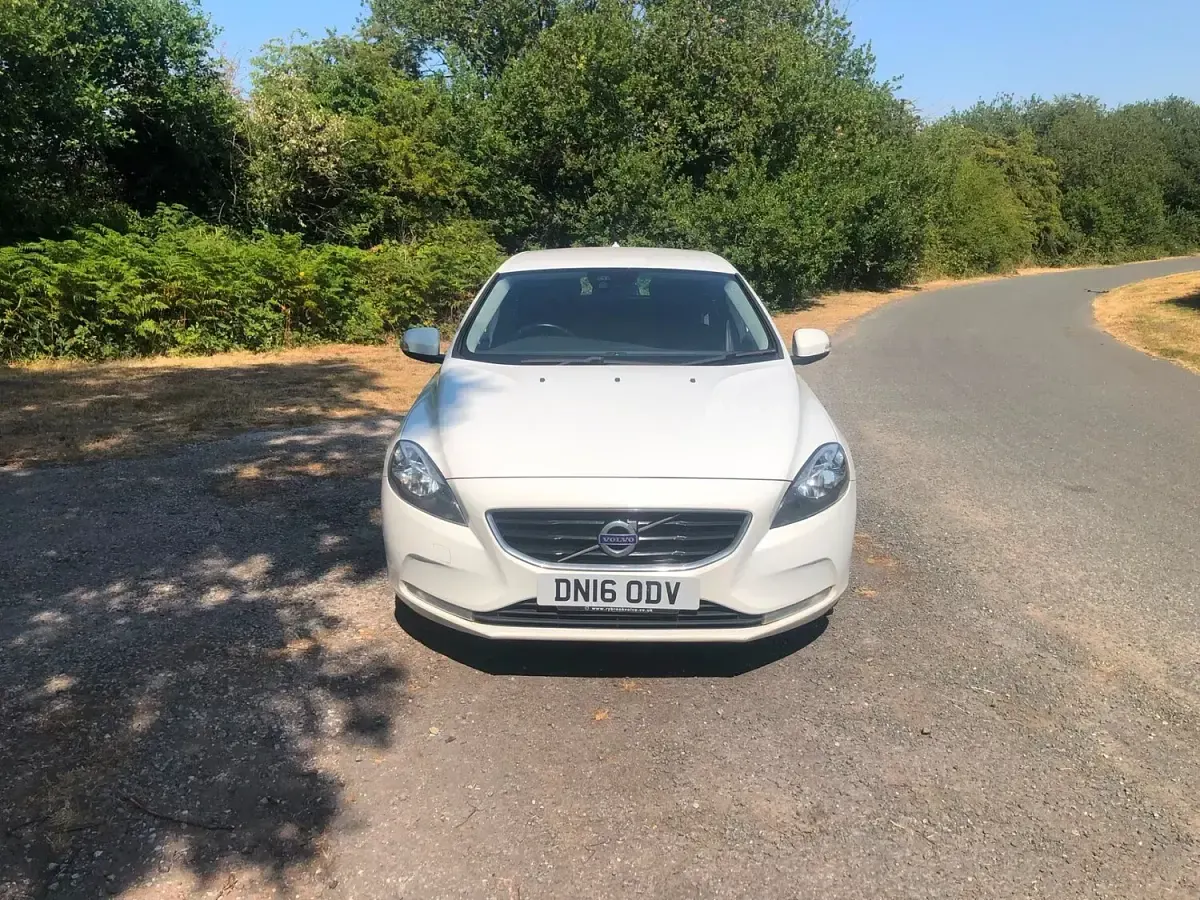 Used Volvo V40 120 HP (88 kW) 2016 White Hatchback