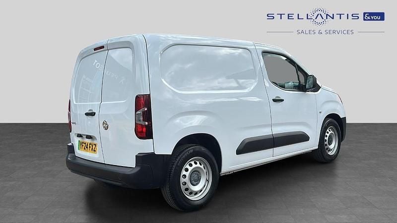 Second-hand Vauxhall Combo 98 kW (134 CP) 2024 Alb Monovolum