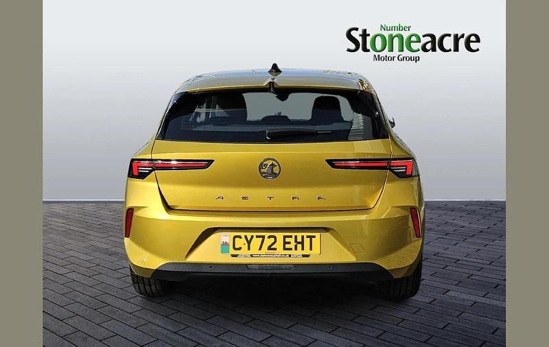 Second-hand Vauxhall Astra Design Edition 130 CP (95 kW) 2023 Galben Hatchback