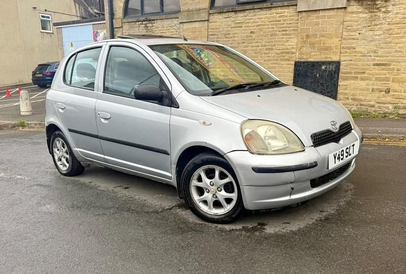 Silver Used 2001 Toyota Yaris Hatchback | £1,395 (Fair price) - Image 1/4