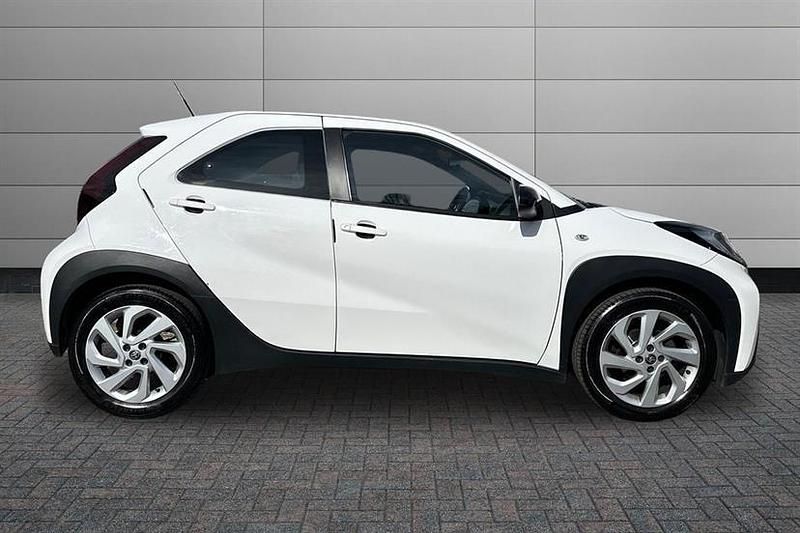Used Toyota Aygo X PURE 72 HP (52 kW) 2024 White SUV
