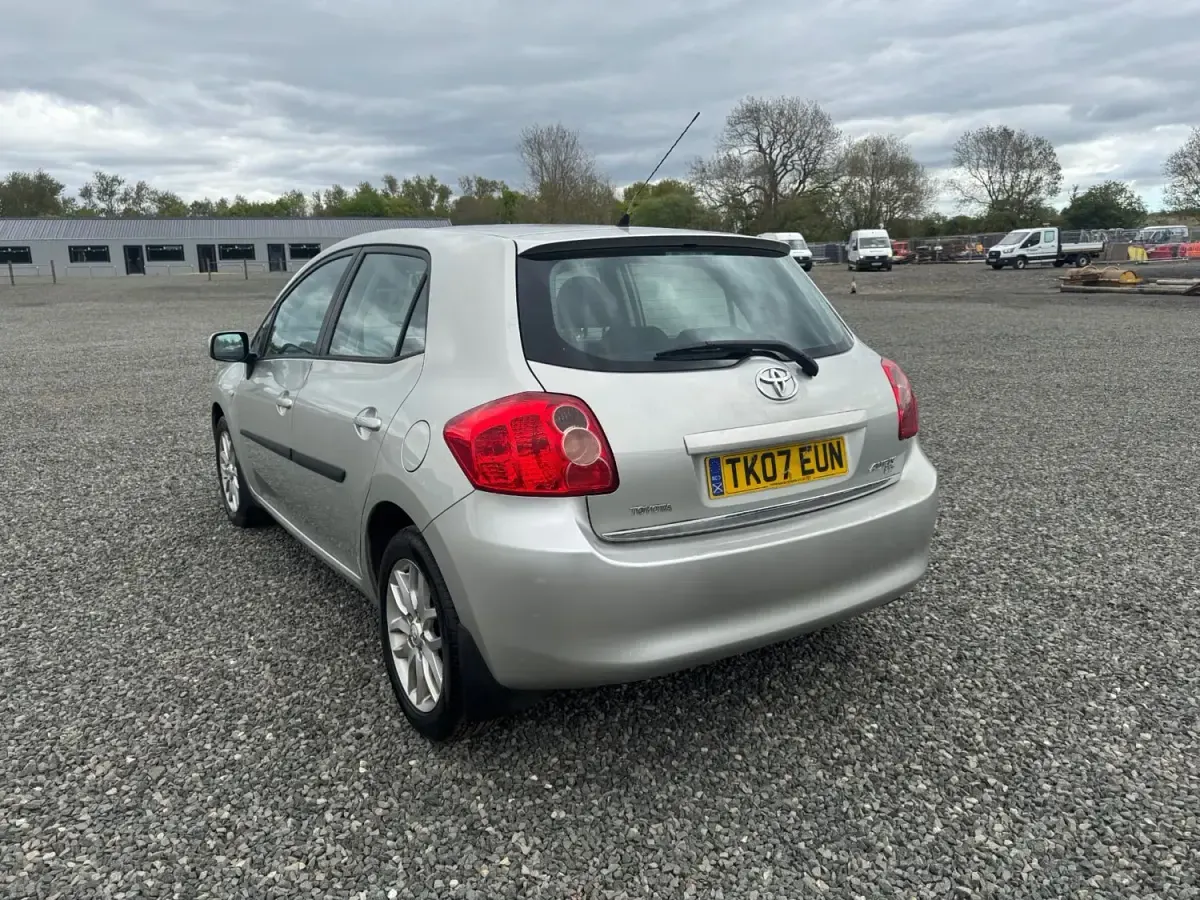 Usado Toyota Auris 2007 Plateado Utilitario
