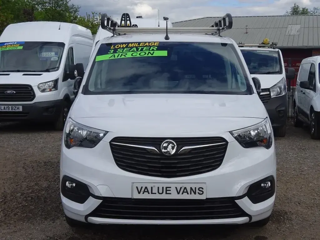 Second-hand Vauxhall Combo 100 CP (73 kW) 2023 Alb Monovolum