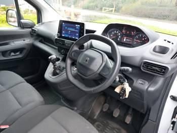 Używany Peugeot Partner Premium 131 KM (96 kW) 2023 Biały Minivan